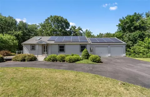 11 Blossom Grove Ct, Highland, NY 12528