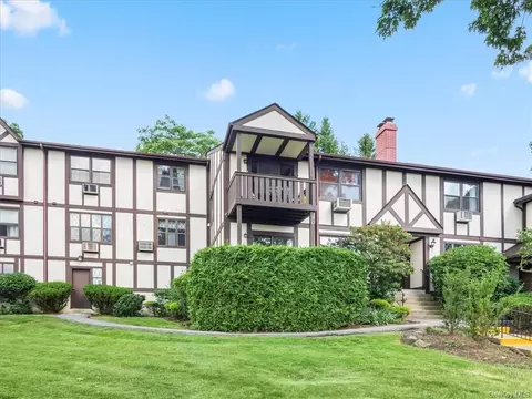555 Sierra Vista Ln, Clarkstown, NY 10989