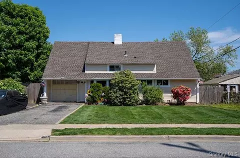 134 Bloomingdale Rd, Levittown, NY 11756