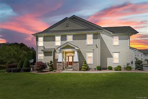 81 Woodside Knolls Dr, Wallkill, NY 10940