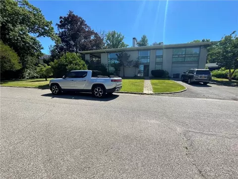 76 Echo Bay Dr, New Rochelle, NY 10805
