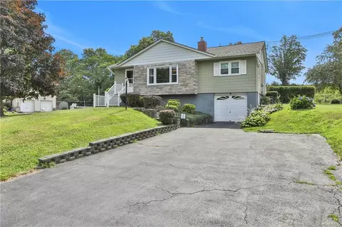 117 Cherrywood Dr, Fishkill, NY 12524
