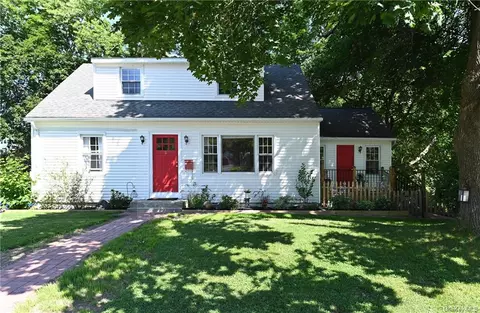 8 Hawthorn Ave, Warwick, NY 10990
