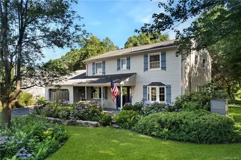 4 Twin Peg Dr, Clarkstown, NY 10956