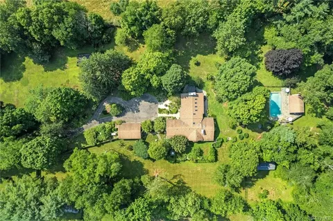 1 E Field Dr, Bedford, NY 10506