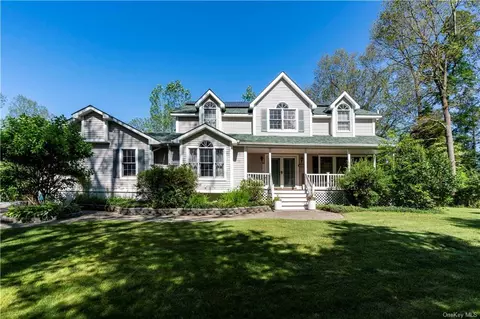 107 Dakota Dr, East Fishkill, NY 12533