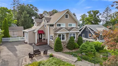 33 Sycamore Rd, Mahopac, NY 10541
