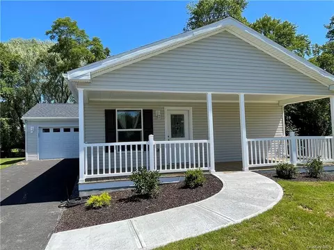 29 Orlando Dr, Poughkeepsie, NY 12603