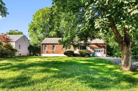 22 Memory Ln, Poughkeepsie, NY 12603