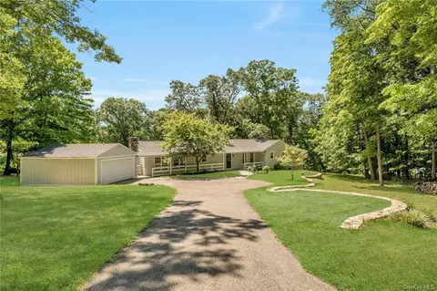 6 Kinnicutt Rd, Pound Ridge, NY 10576
