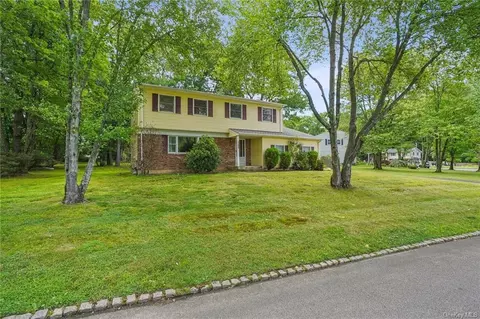 105 Renee Ln, Clarkstown, NY 10954