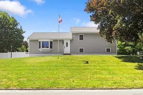 7 Provost Dr, New Windsor, NY 12553