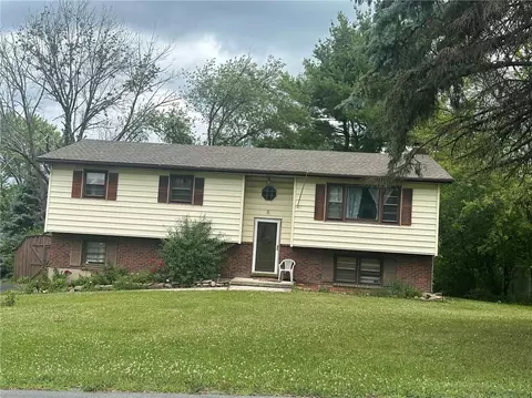 8 Highview Dr, Wallkill, NY 10941