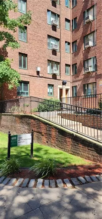 1560 Metropolitan Ave #4H, Bronx, NY 10462