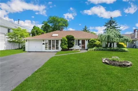 3 Perth Rd, Massapequa, NY 11758