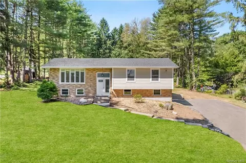 5 Larchmont Dr, East Fishkill, NY 12533