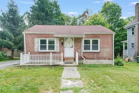 9 Lark St, Washingtonville, NY 10992