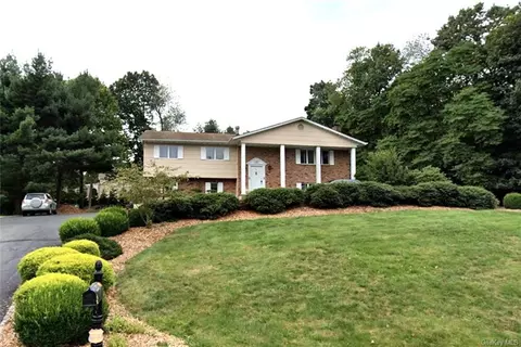 8 Overhill Ln, Clarkstown, NY 10956
