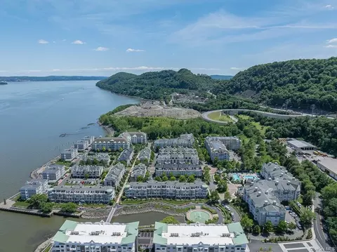 1306 Round Pointe Dr, Haverstraw, NY 10927