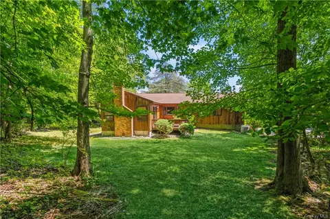 19 Tarry Hill Dr, Clarkstown, NY 10956
