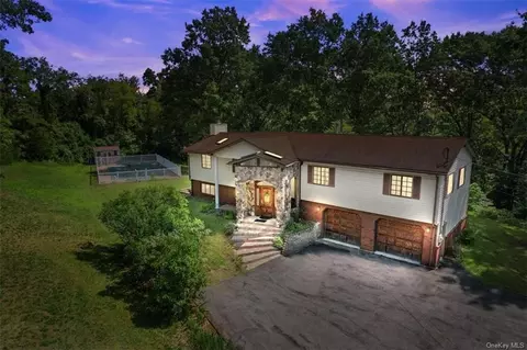 19 Dogwood Ln, Marlboro, NY 12542
