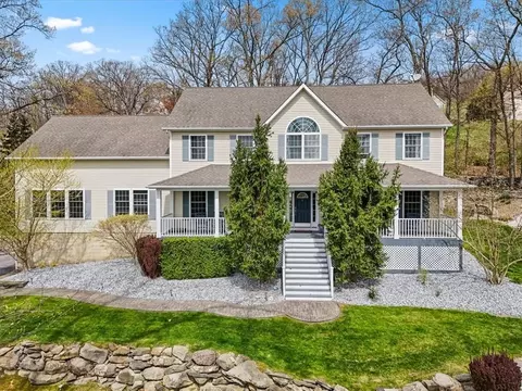 2 Alloway Cres, Woodbury, NY 10930