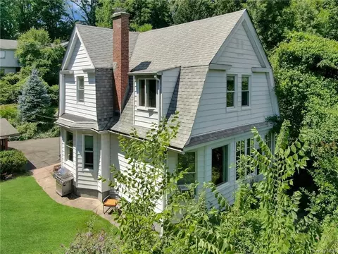 35 Strawtown Rd, Clarkstown, NY 10994