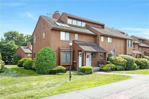 71 Old Farm Ln, Yorktown, NY 10547