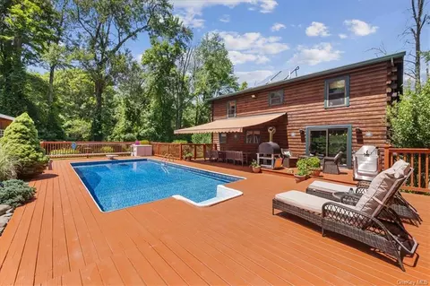 28 Continental Rd, Warwick, NY 10990