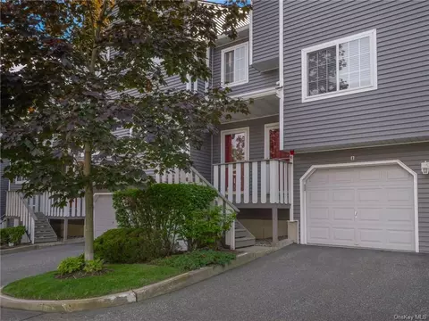 8 Woodland Ter, Clarkstown, NY 10954