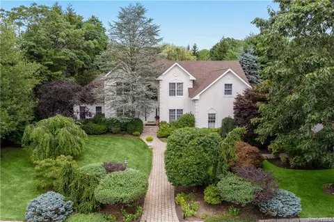 4 Middle Rd, White Plains, NY 10605