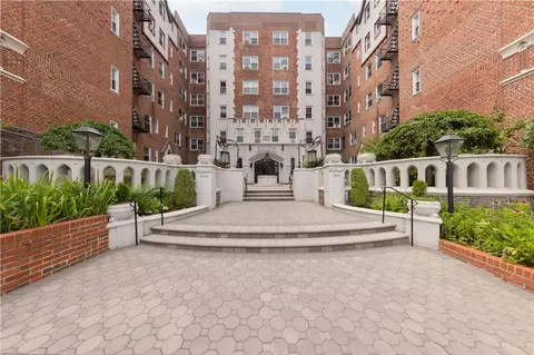 60 W Broad St #4F, Mount Vernon, NY 10552