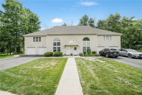 38 Village Cv, Warwick, NY 10990