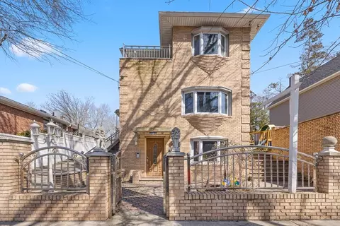 81-15 138th St, New York, NY 11435