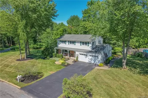 9 Green Hedges Ln, Orangetown, NY 10913