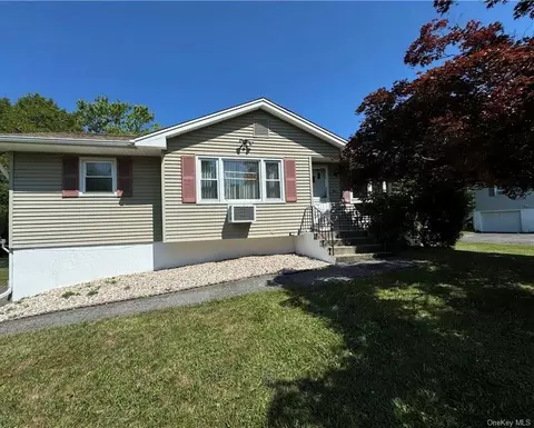 5 Laddie Rd, Wallkill, NY 10941