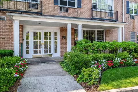 1 Consulate Dr #2L, Eastchester, NY 10707