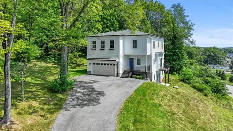 15 Wiltse Ln, Poughkeepsie, NY 12603