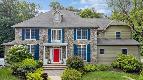 23 Stonehenge Rd, Warwick, NY 10990