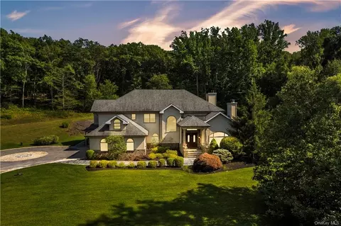 587 Anna Ct, Yorktown, NY 10598
