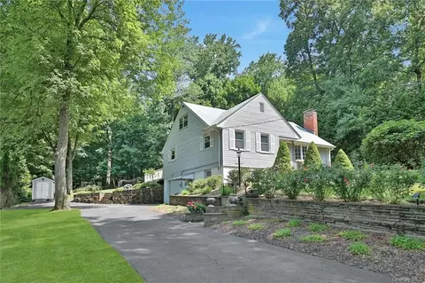 293 W Crooked Hill Rd, Pearl River, NY 10965