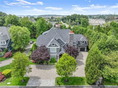 21 Malysana Ln, New Rochelle, NY 10805