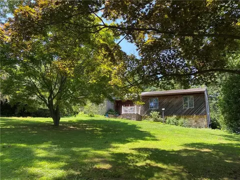 40 Lakeside Dr, Centerport, NY 11721