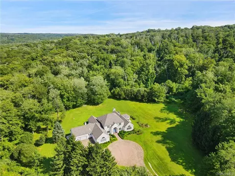 44 Paddock Ln, Bedford, NY 10506