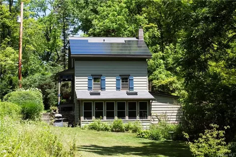 18 Schoolhouse Rd, Clinton, NY 12580