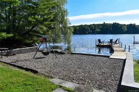 8 Hastings Ct, Thompson, NY 12775