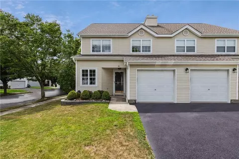 43 Lyndon Pl, Melville, NY 11747