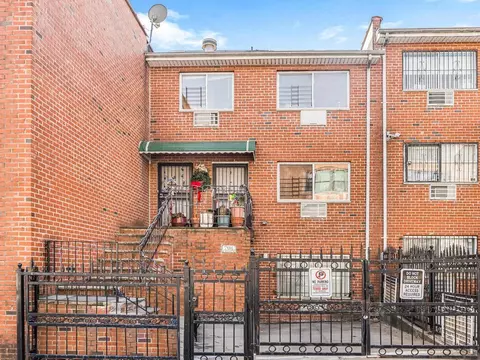 704 E 182nd St, New York, NY 10457