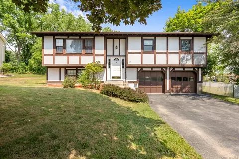 11 Ethan Cir, Monroe, NY 10950