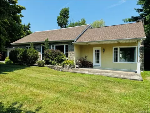 25 Echo Ln, Newburgh, NY 12550